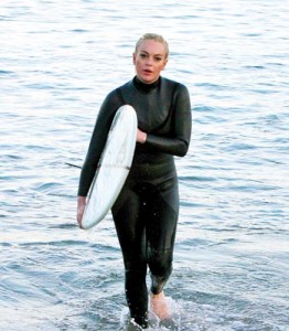 Lindsay Lohan Does a Surfboard Photo Shoot in Malibu - Ziarul National