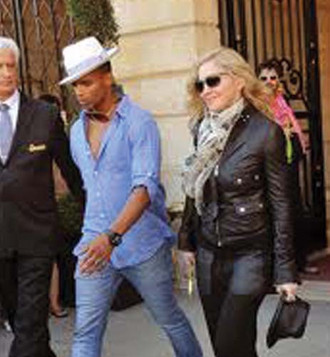 Madonna, sarbatorita de iubit pe plaja