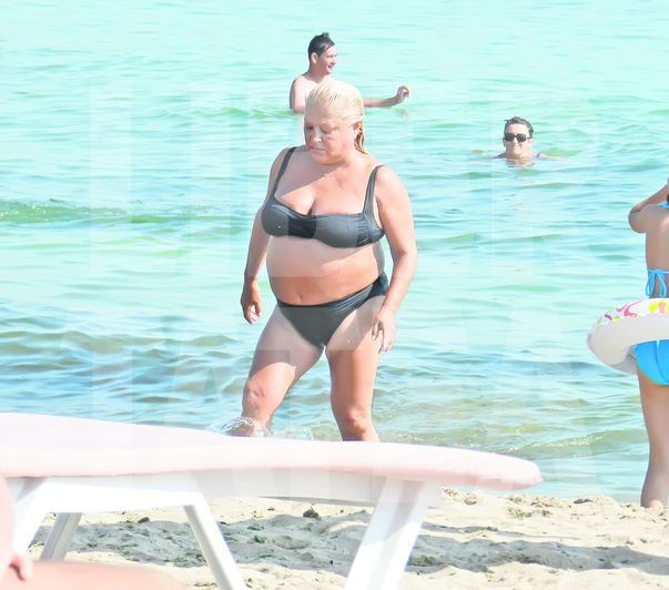 Mirabela Dauer, fotografiata topless la mare!