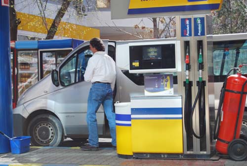 PSD și PNL şi-au dat mâna peste pompa din PECO: cu cât vor scădea preţurile la benzină şi motorină