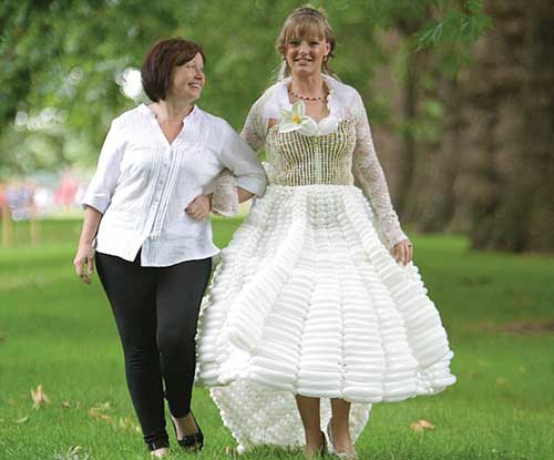 A facut o rochie de mireasa din 5.000 de baloane