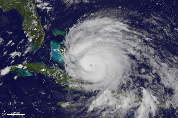 (VIDEO) Uraganul Irene va lovi sambata dimineata SUA cu peste 150 km/h