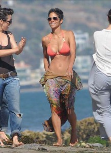 Halle Berry - Ziarul National's 45th Birthday Bash At The Beach