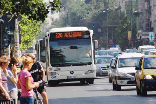 Perchezitii la o autobaza RATB din Capitala. Suspiciuni de furt de motorina