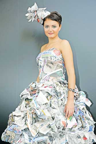A transformat  ziarele in rochie