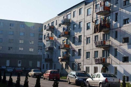 Romanii tot la locuinte ceausiste trag