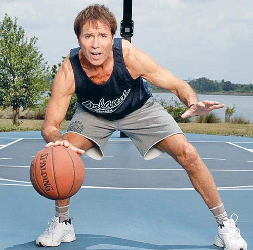 Ce bine se tine Cliff Richards la 70 de ani!