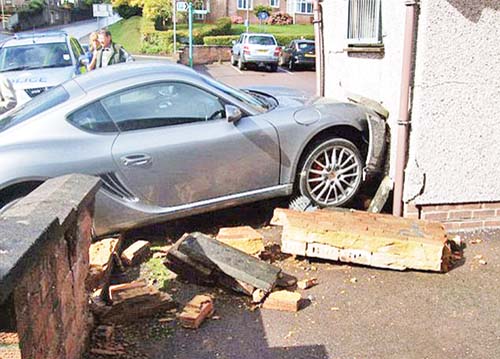 A bagat un Porsche in WC
