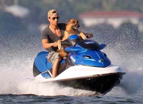 Enrique Iglesias si-a luat cainele pe schi-jet