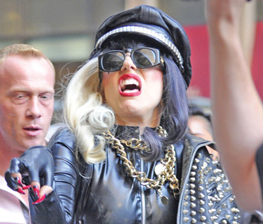GaGa se da in vint dupa pipi