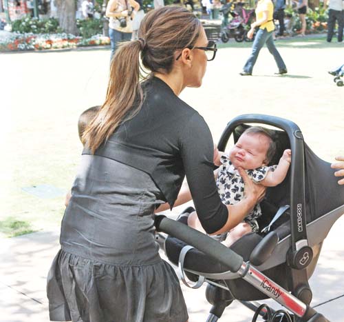 Victoria Beckham si-a dus fetita de doua luni la film