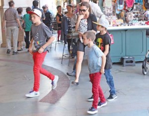 Victoria Beckham and baby Harper go to the Movie Theater. - Ziarul National