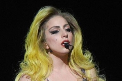 Lady Gaga nu poate sta fara iubit. S-a impacat cu Taylor Kinney!