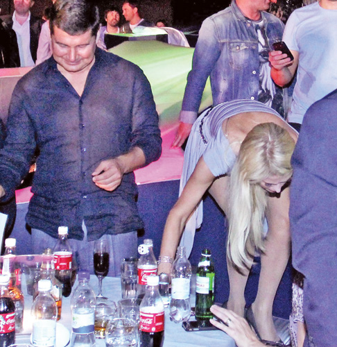 Paris Hilton, platita sa-si arate chilotii