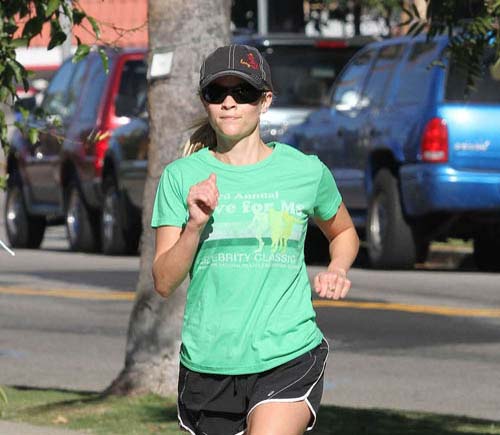 Reese Witherspoon, calcata de masina in timp ce facea jogging