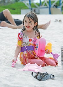Katie Holmes Enjoys Beach Time With Suri Despite Stretch Marks - Ziarul National