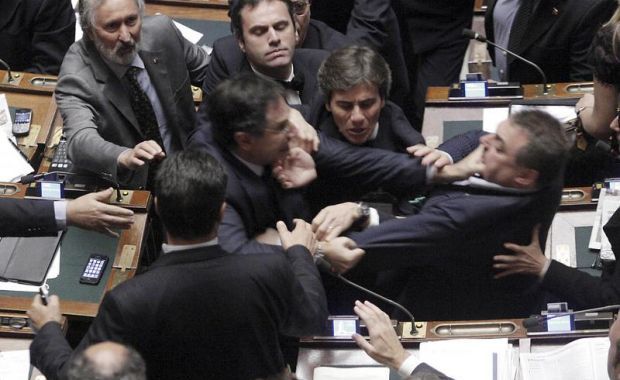 BATAIE in Parlamentul italian din cauza crizei economice! VIDEO