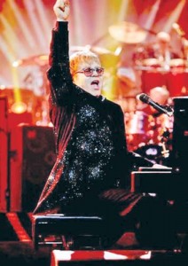 Elton_John_in_Swarovski-studded_costumes_2 copy - Ziarul National