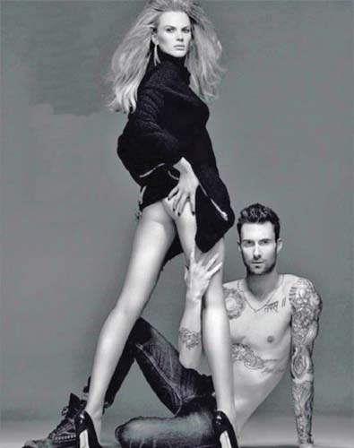 Adam Levine a ramas fara jumatate de abdomen