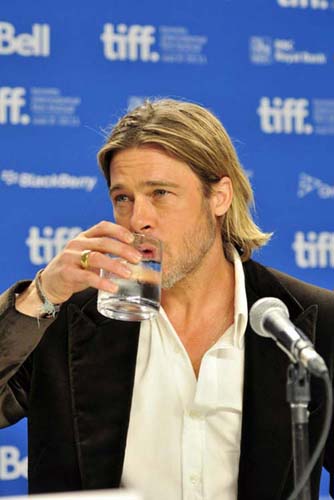 Brad Pitt a mancat bataie de la un delfin fara coada