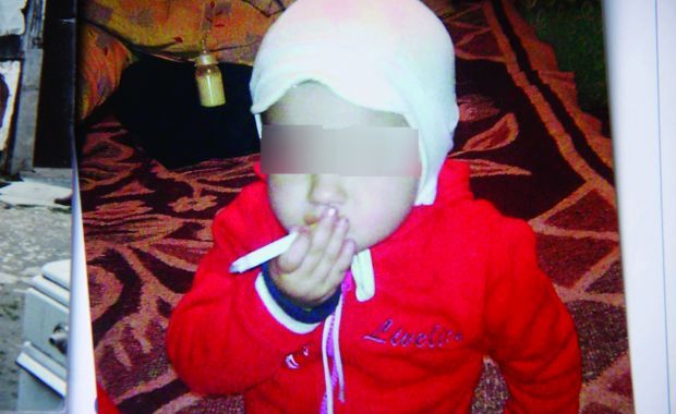 O fetita din Arges fumeaza si bea cafea la numai 2 anisori, incurajata de mama sa! VIDEO