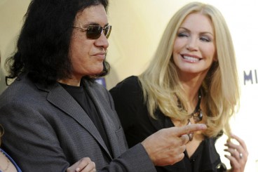 Gene Simmons, basistul trupei Kiss, s-a insurat cu fostul “iepuras” Playboy, Shannon Tweed!
