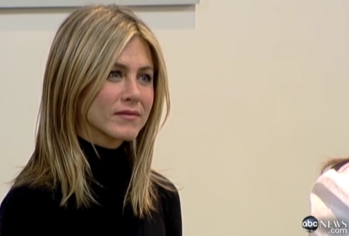 Jennifer Aniston a plans fara sa-i pese ca toata lumea se uita la ea!