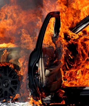 Flacari pe Autostrada Soarelui! Un taxi cu trei oameni la bord a luat foc in mers!