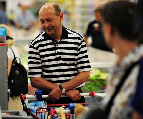 Basescu, la shopping: „Am incercat sa evit zarzavaturile olandeze!” VIDEO