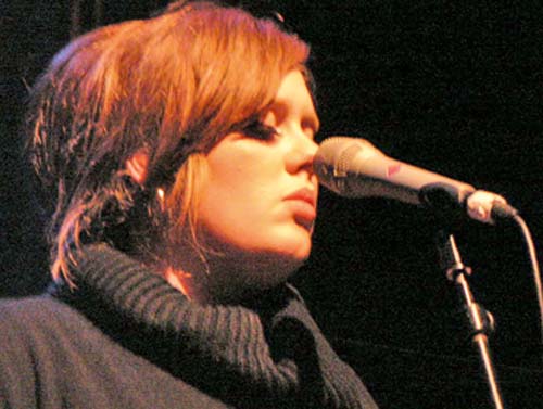 Adele e insarcinata! Cantareata si-a anuntat fanii ca va deveni mamica! – VIDEO