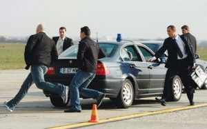 Un grup de ofiteri ai Serviciului de Protectie si Paza (SPP), participa la exercitiu de pregatire pentru asigurarea secutatii summit-ului NATO, pe o pista de pe Aeroportul Baneasa, in Bucuresti - Ziarul National