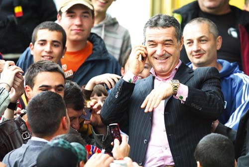 Vezi pe cine banuieste Gigi Becali ca s-a dat drept mama fratilor Costea