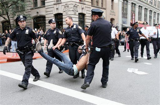 Politia a inceput evacuarea taberei Occupy Wall Street din New York