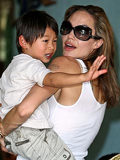Angelia Jolie si-a dus fiul la bunica, in Vietnam