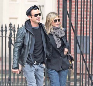 Jennifer Aniston and Beau Justin Take a Walk in Chilly NYC - Ziarul National