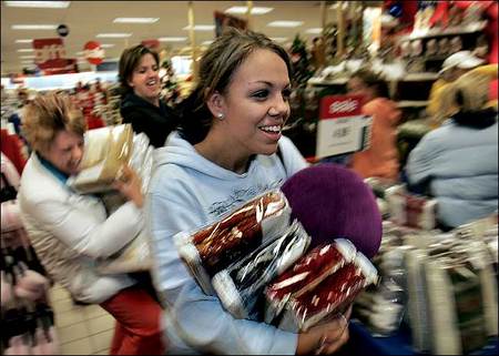 Black Friday: Magazine luate cu asalt de cumparatori, depozite ticsite