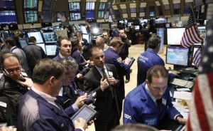 Traders work on the floor of the New York Stock Exchange - Ziarul National
