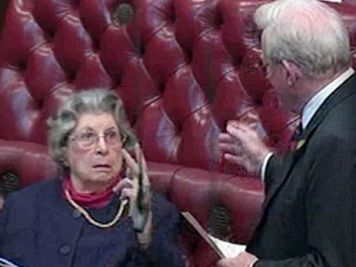 Gest obscen al unei baronese de 89 de ani, in Parlamentul britanic! VIDEO