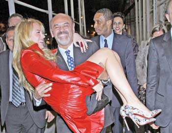 Vezi de ce  Louboutin a luat-o in brate pe Blake Lively