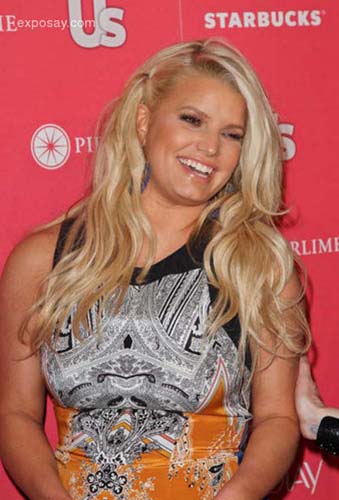 Jessica Simpson trage 225 de parturi pe zi