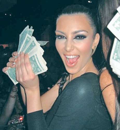 Kim Kardashian vrea 60.000 de dolari ca sa se dea cu ruj
