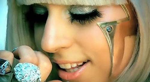 Lady Gaga, cu posteriorul la vedere, la MTV Europe Music Awards 2011 – VIDEO