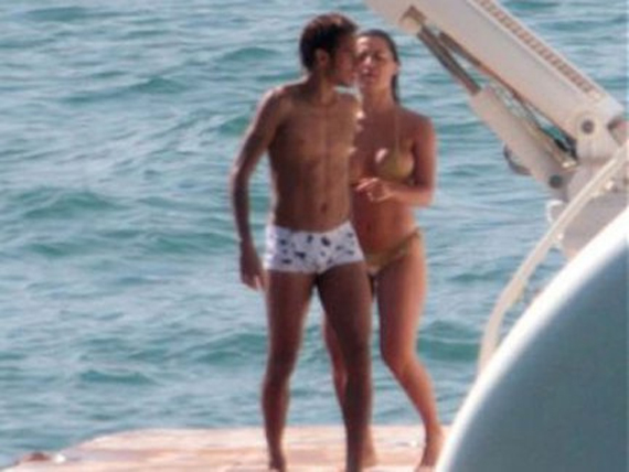 Neymar a semnat cu o vedeta sexy