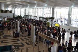 pasageri in aeroport 2 - Ziarul National