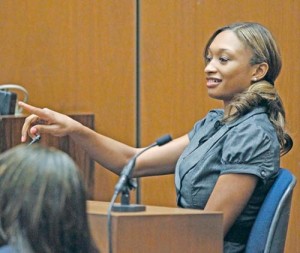 Prosecution witness Sade Anding points in court during her testimony in Dr. Conrad Murray - Ziarul National's trial in the death of pop star Michael Jackson in Los Angeles