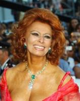 UITE cat a platit un om de afaceri pentru o poseta a actritei Sophia Loren!