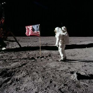steag apollo 11 - Ziarul National