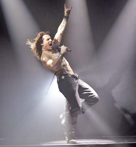 Tom Cruise canta si danseaza 10 ore pe zi