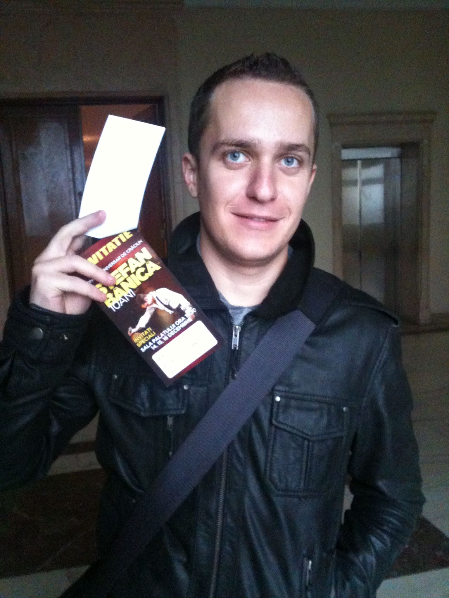 Inca un castigator la ”Marea Comentariada”! Mai avem 5 invitatii la concertul lui Stefan Banica pe care le dam luni 12 decembrie!