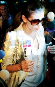 Monica, mereu cu Mr. Pink in mana (foto: Revista Ciao)